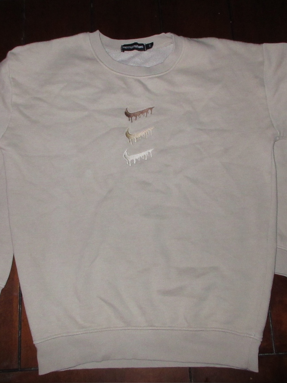 PrettyLittleThing Men’s Cream Crewneck Sweatshirt with Metallic Drip Swooshes